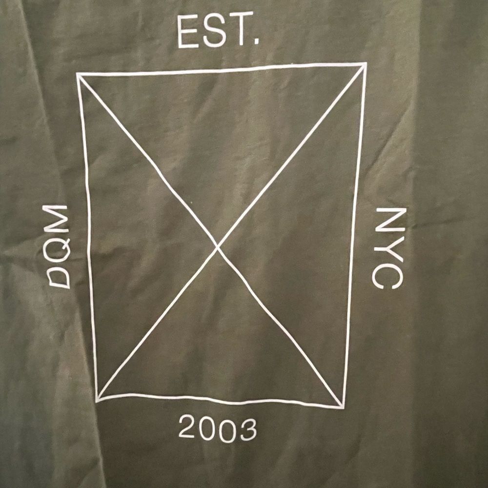 DQM MENS GRAPHIC‎ TEE SHIRT, LARGE